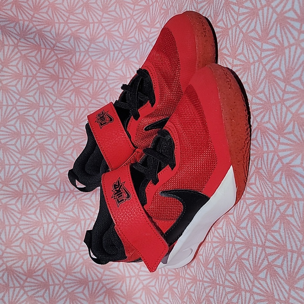 Nike Team Hustle D 10 PS Red/Black/White Sz 2Y Gently Used